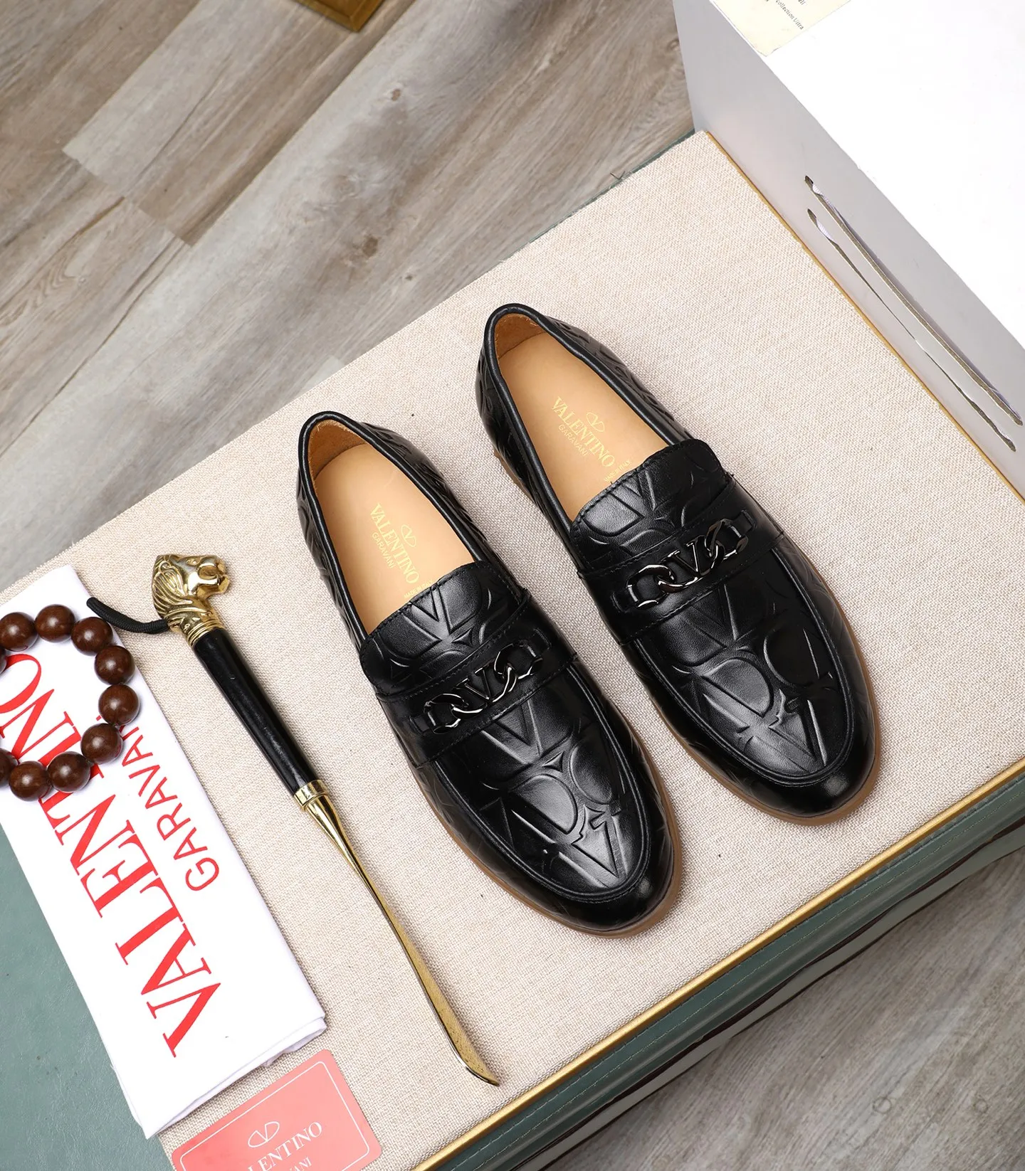 Men's shoes 💰520 [Valentino-Valentino] High-quality boutique men's shoes. The same style as the celebrities, original and authentic.✅ Made of imported cowhide + original apricot cowhide lining. The French luxury model is priced at 14,080 Swiss francs. It is also a Paris Fashion Week catwalk model. A brand can be deeply rooted in your heart, and a pair of shoes can make you linger. What you wear is not only noble, but also an aura. 👻Standard 38-45